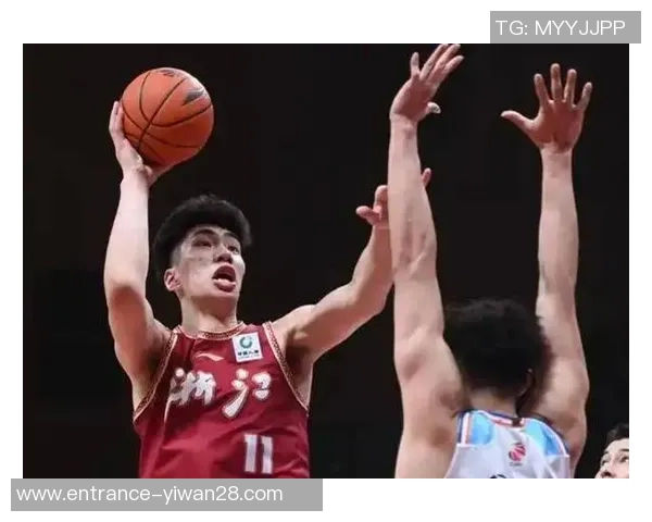 余嘉豪的成长之路与奋斗精神探析：从青涩少年到职场精英的蜕变之旅