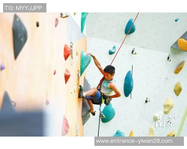 成都攀岩队的防反策略解析与攀岩热点探讨 成都攀岩队的防反策略解析与攀岩热点探讨